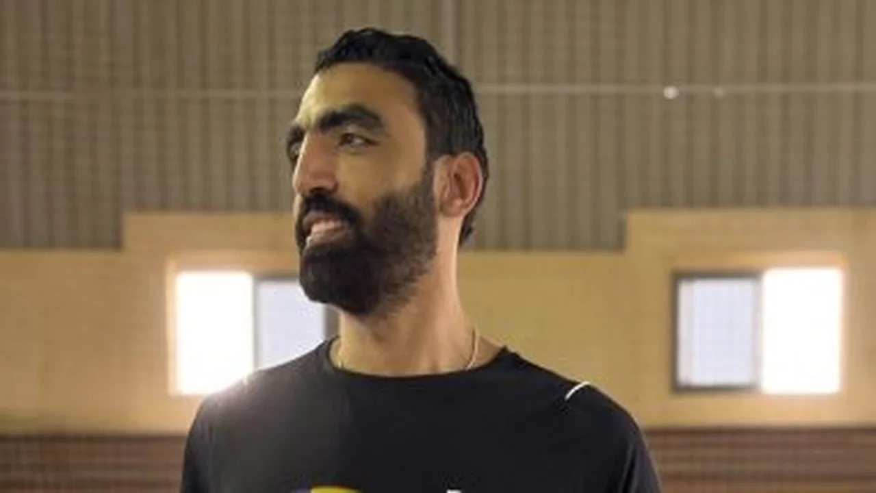 أحمد صلاح لاعب الطائرة يعود إلى القاهرة بعد ايقاف الدورى العراقى بسبب الحرب